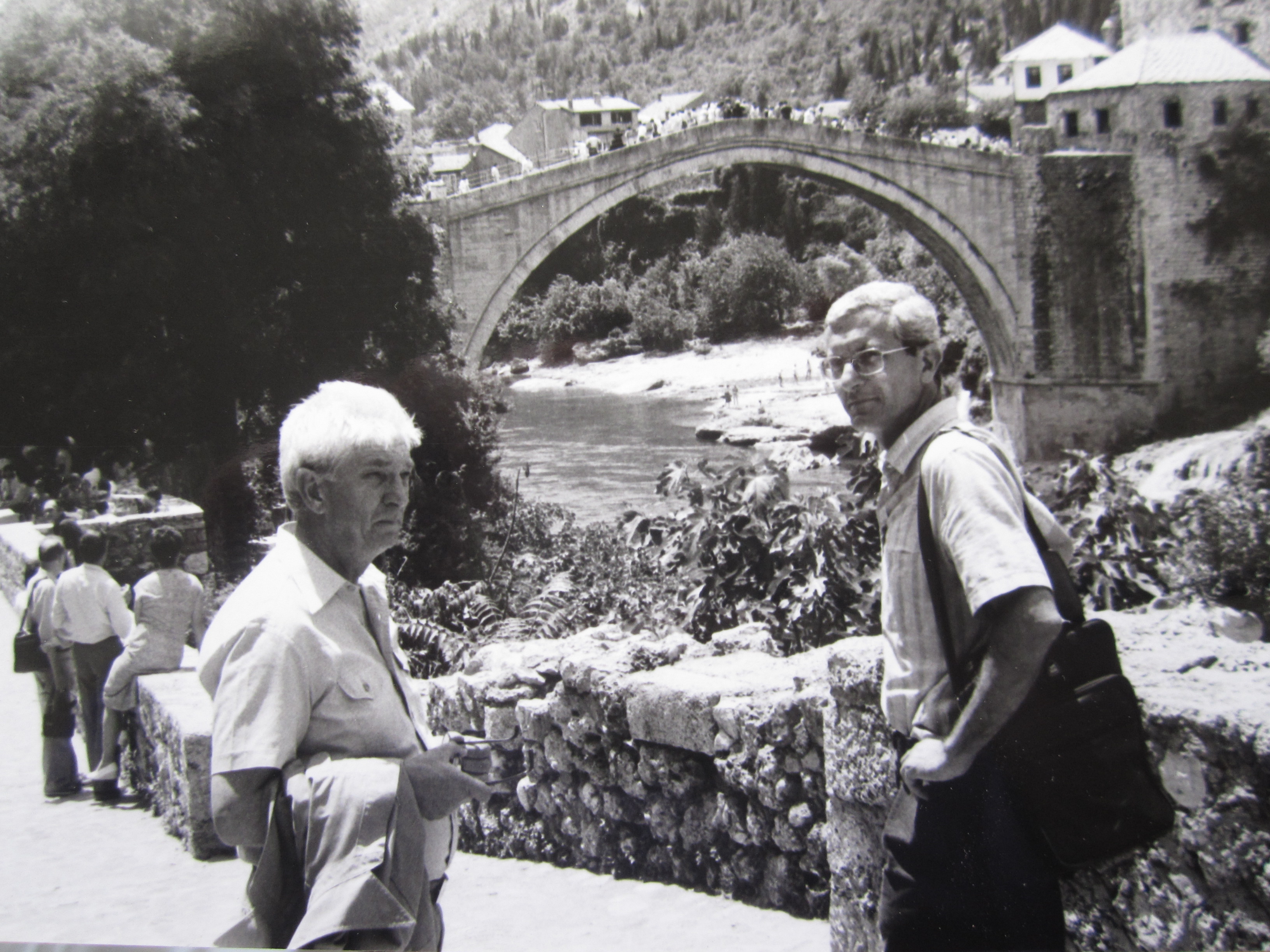 Con Ivo Baucic, in occasione di un convegno internazionale sull’emigrazione organizzato nel 1979 a Mostar, davanti al ponte simbolo distrutto durante la guerra dei Balcani recentemente ricostruito 