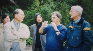 4.Con Akihiro Ishikawa, Yoshimoto Kawasaki e altri due colleghi nel 1998 durante un’indagine sul campo per una ricerca sull’avvio di attività di piccola impresa e nuove strutture amministrative nella Slovacchia post-regime