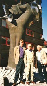 Gian Primo Cella, Jeremy Waddington e Otto Jacobi davanti alla sede del Partito Socialdemocratico norvegese, Oslo 1998